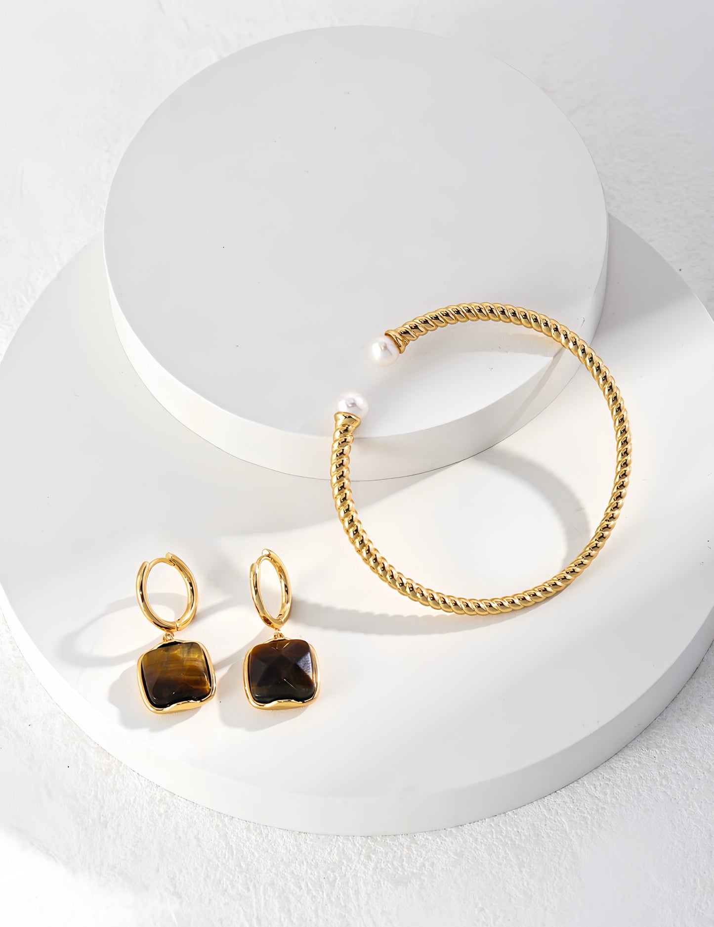 Minimal Pearl Flow Bangle